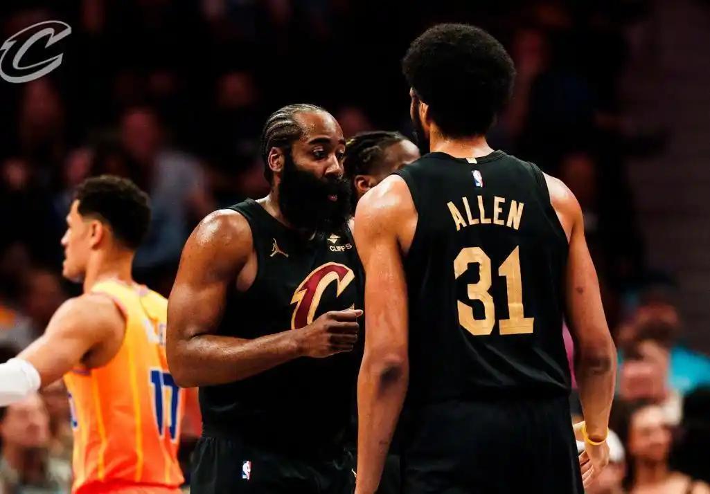 骑士老将哈登造犯规还是一流水平啊！ 今天骑士对独行侠的比赛刚开打没多久，哈登