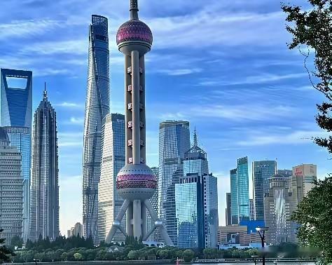 中俄国情是不同的。俄罗斯有粮有油，关起门来饿不死，日子能过，老百姓也没啥高指望。