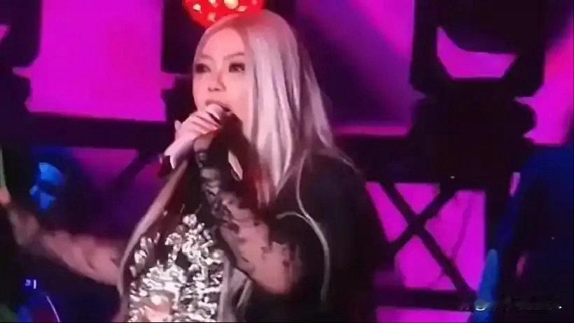 张惠妹杭州演唱会一张照片刷屏后，大家到底在笑什么