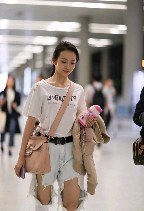 近日王鸥被拍到带两岁女儿逛街，她一身休闲穿搭，帽子口罩捂得严实，全程跟在抱娃的保