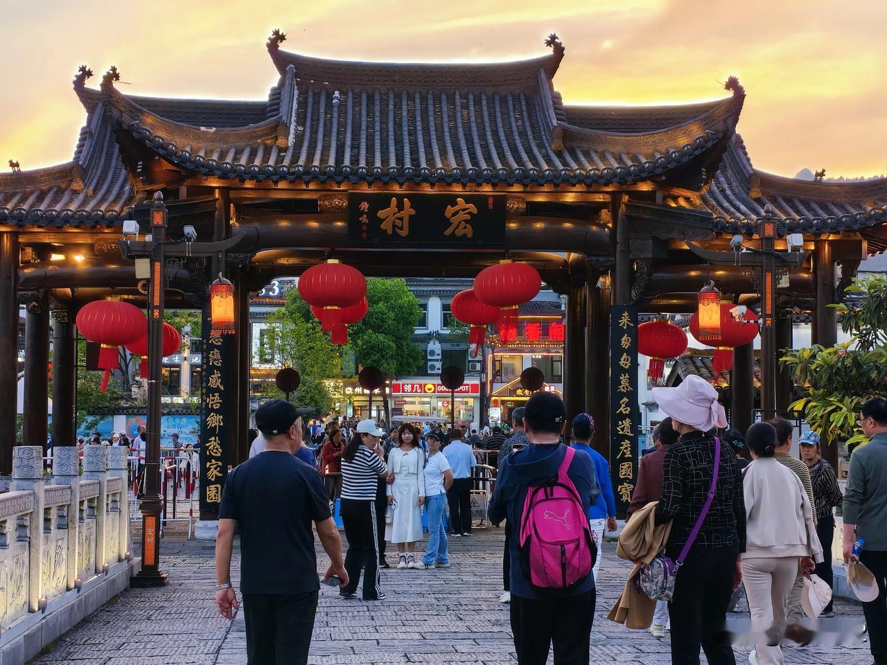 这雨终于歇了两天，今天晴空万里，我们几个老同事按如期的计划进行，踏上去安徽的旅程