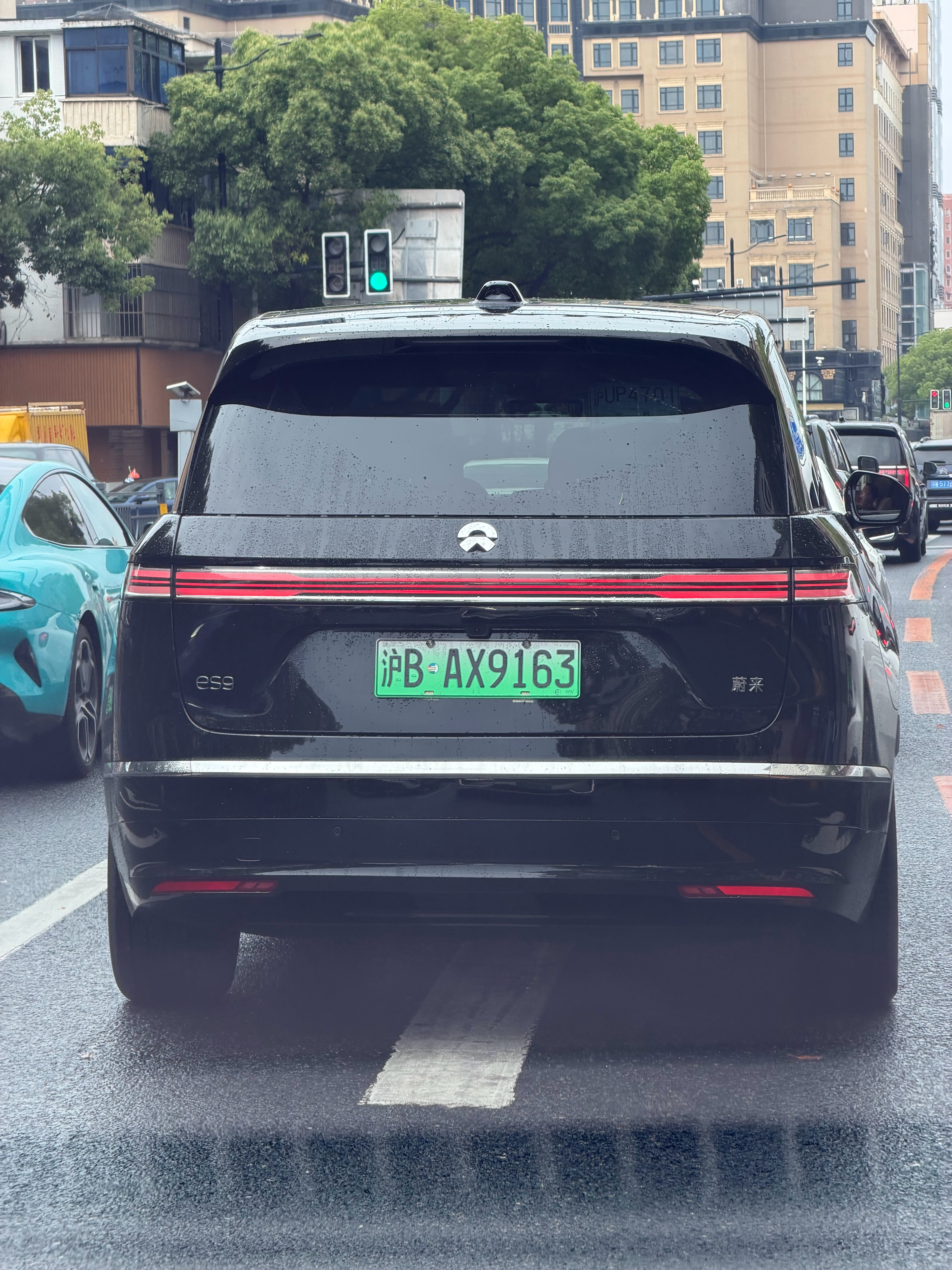 遇到未来ES9了。我说旁边这车怎么这么大，结果一看是ES9…确实大