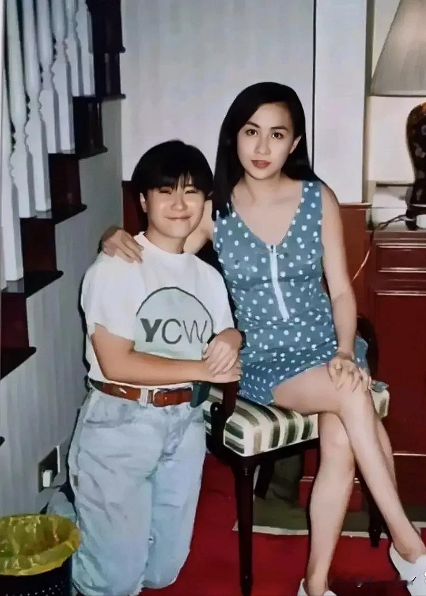 这是一代女神刘嘉玲年轻时的一张老照片，照片中的她坐在椅子上，肤白貌美，人间尤物。
