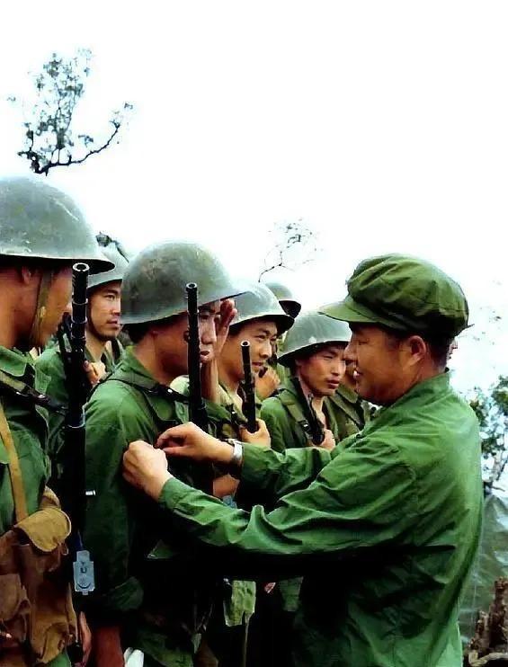 两山轮战期间，81式自动步枪凭借优良的战技性能，得到前线部队一致好评，对越军火力