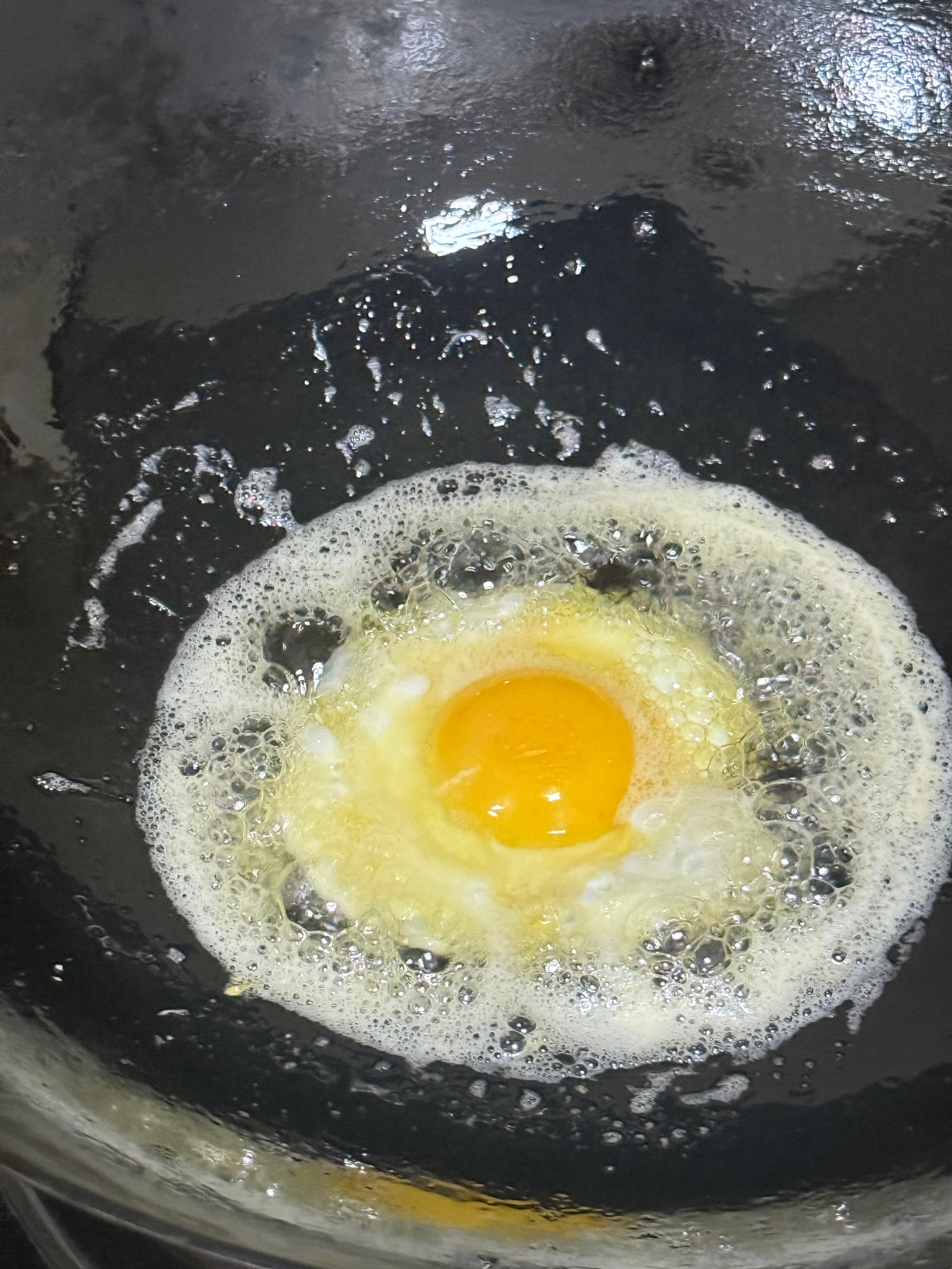 今天没翻车！昨天收到了很多朋友关于铁锅煎鸡蛋的建议🍳让我今天煎出了堪称艺术品的