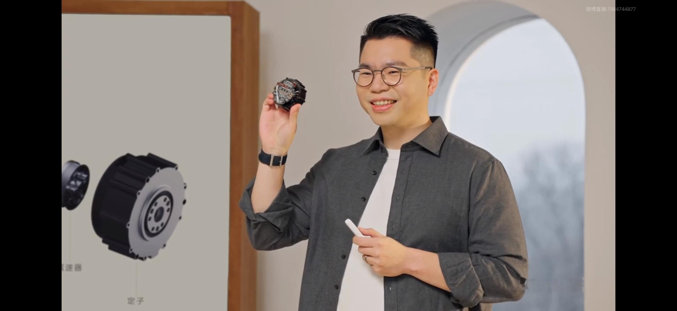 维他动力自研的N45永磁关节电机，非常小巧，同时具备高性能。大头波波这只机器狗身