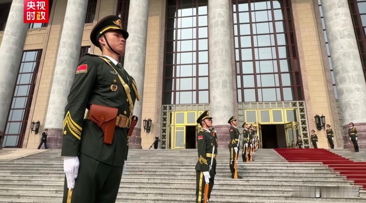 什么情况：清一色的礼兵，清一色的65式半自动礼兵枪，庄严、威武！只有排头的第一
