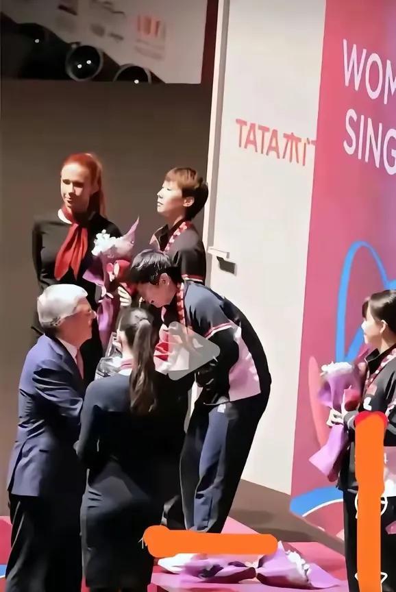 鳗鱼：为什么是莎莎不是我？我看不见，看不见，看不见…这是多哈世乒赛颁奖典礼的一