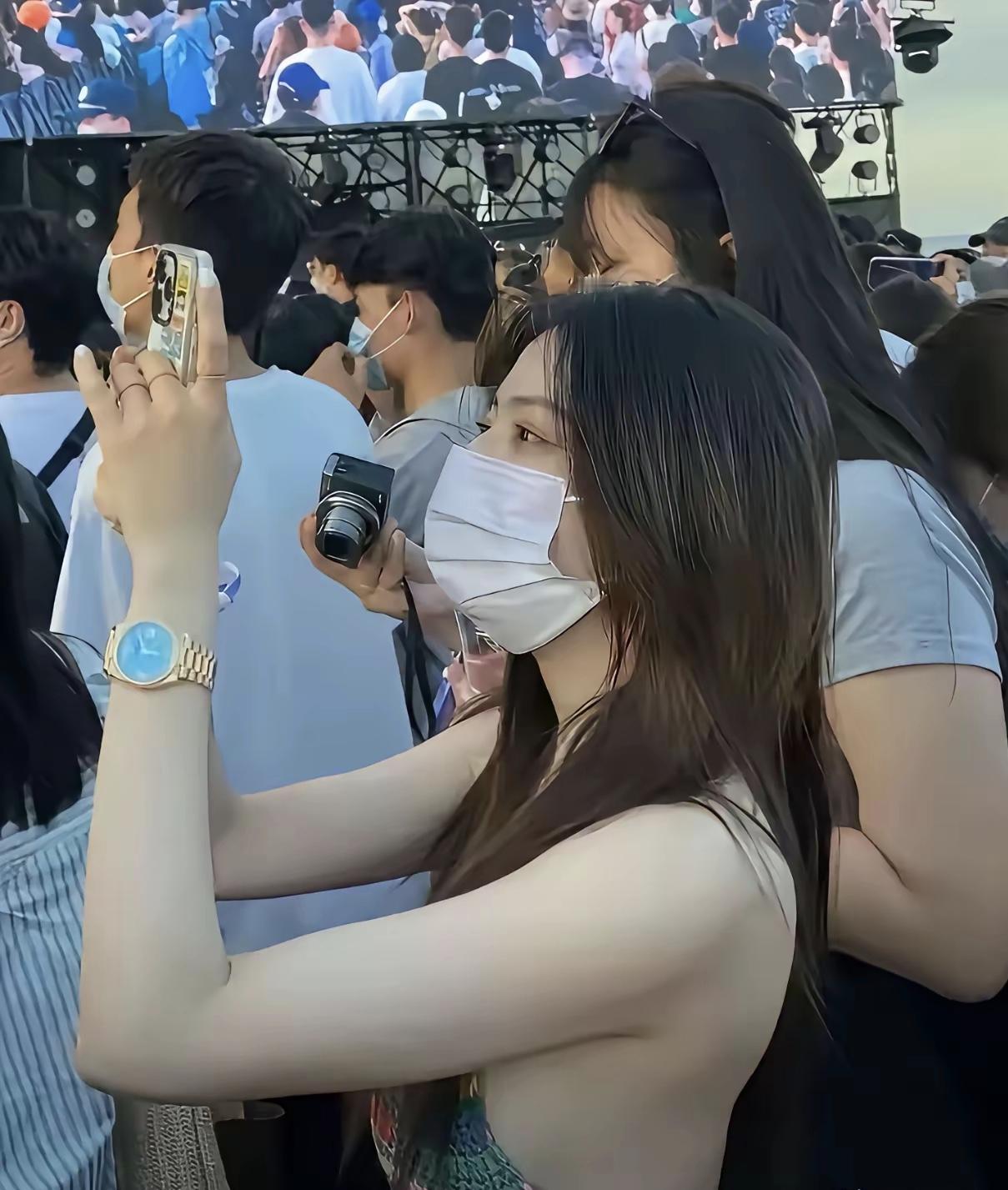 🎤人潮汹涌，手机和相机齐上阵，捕捉每一个精彩瞬间！📸💃🏻