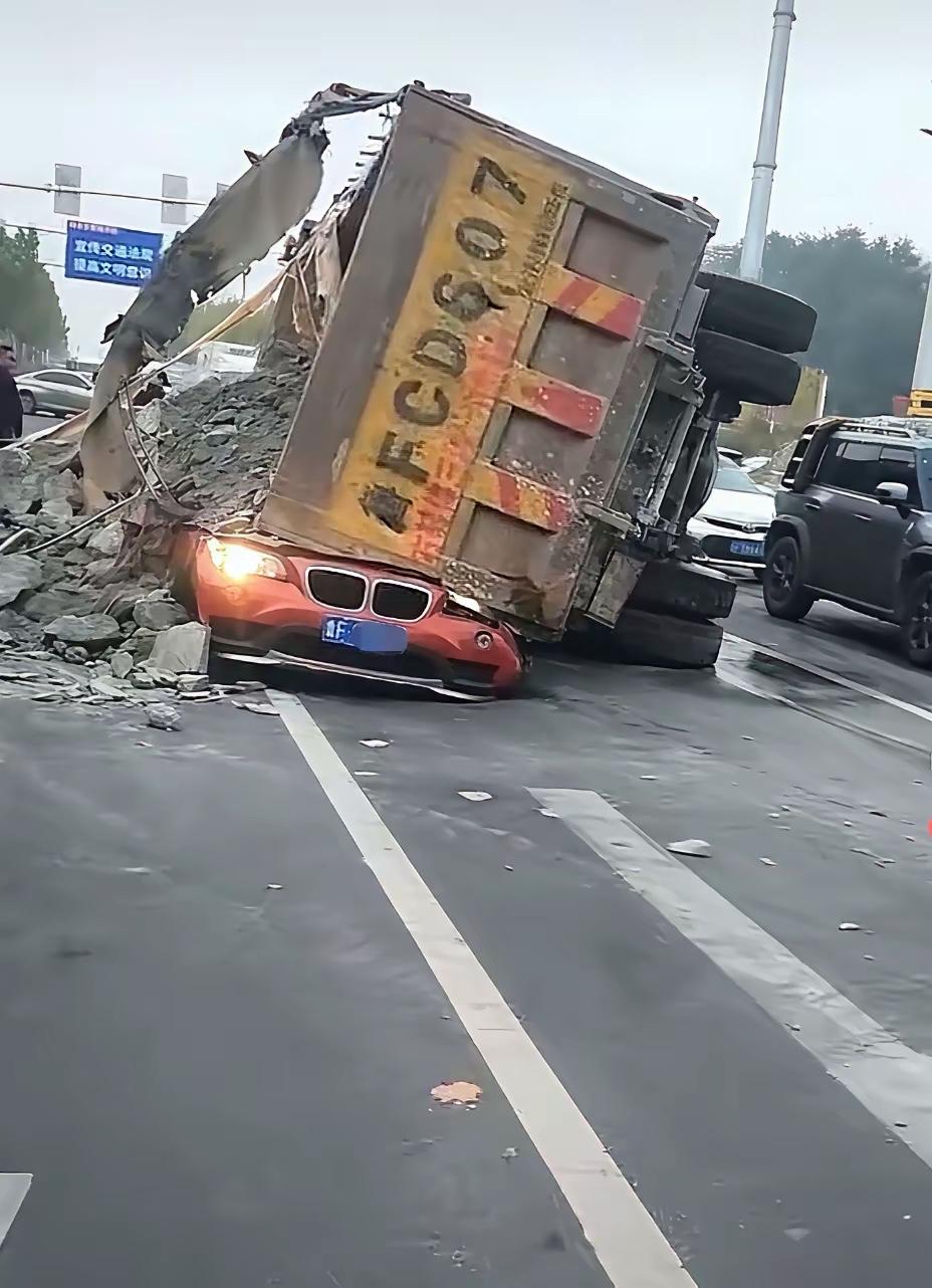 烟台芝罘区的车祸大家怎么看，宝马车主被大货车侧翻砸到了，人也没了，真的太可惜了，