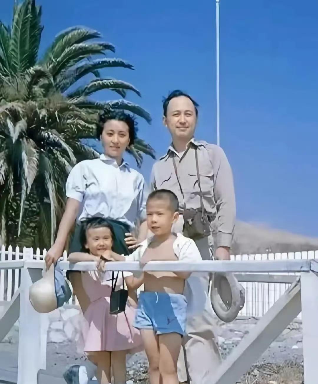 钱学森一家四口，回国前后的对比照，钱老选择了艰苦朴素……