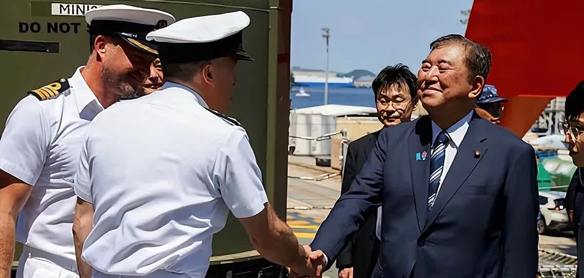 日首相石破茂登上访日的英国军舰，石破茂昂首挺胸，英舰长点头哈腰，这是谁见谁啊！看