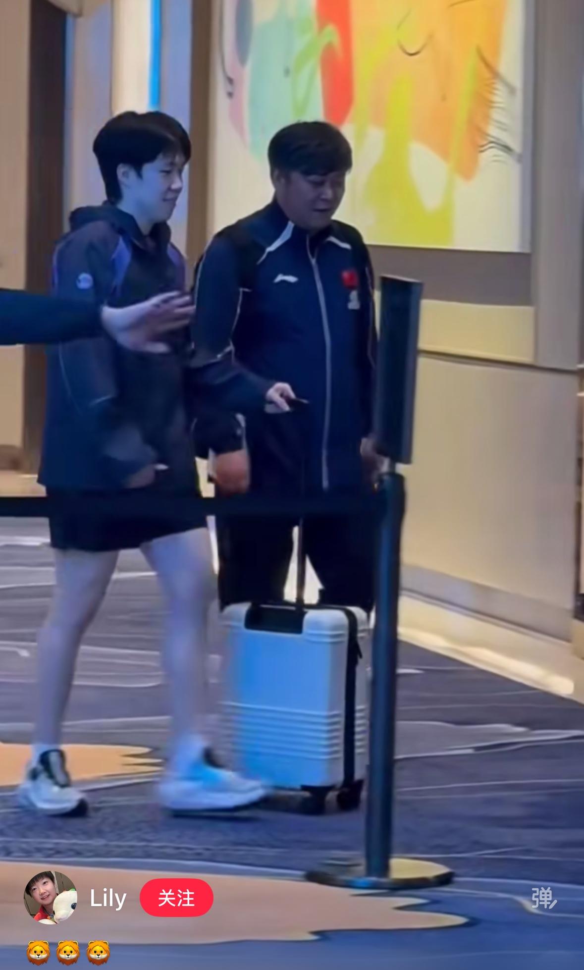 王楚钦上衣和短裤，搭配起来酷酷的，拽拽的，主管教练和头哥走一起，好氛围！头哥和