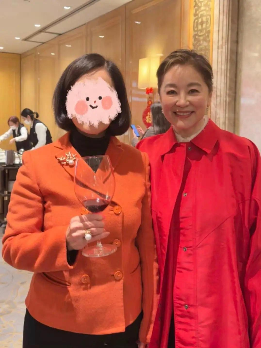 71岁林青霞在香港参加晚宴，她看起来状态太好了，脸部虽然有了皱纹，额顶也有了不少