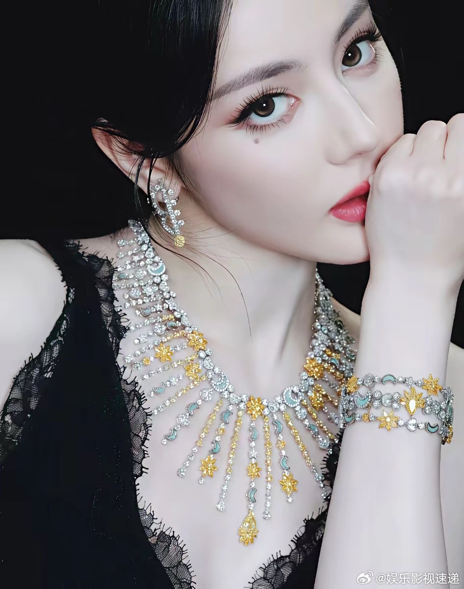 本来我觉得自己不穷的，但刷到迪丽热巴迪奥高珠展的最新造型，我发现自己是真的穷。这