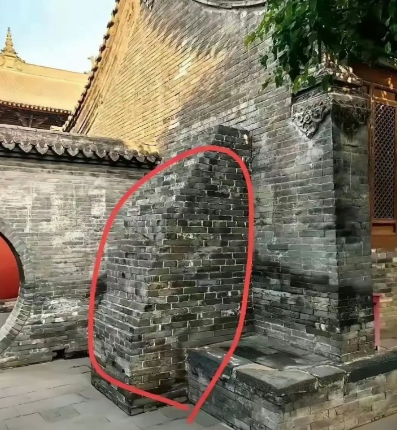很多古建筑旁边都有这么一堵墙，不规则的立在那里，这是干什么用的啊？