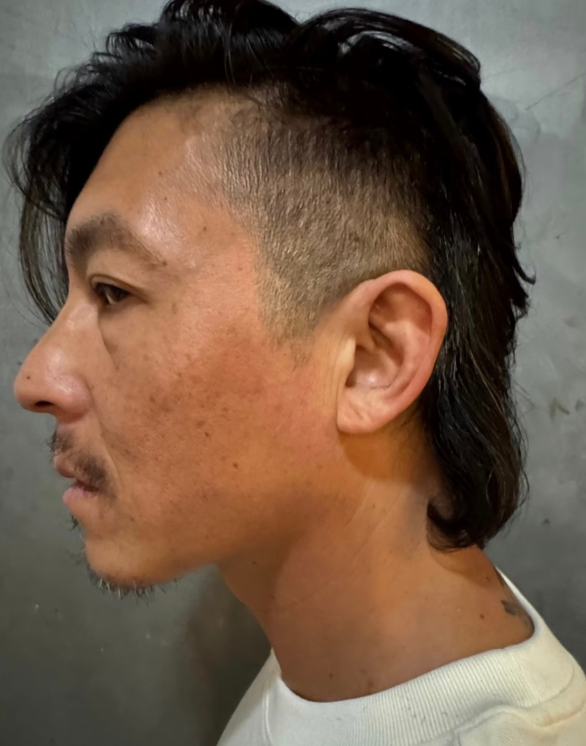 陈冠希有白发了。陈冠希换了新发型，他现在完全不在意外表，所以拍照不会修图也不会凹