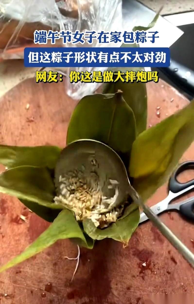 桌子上摆着十几个刚完工的“不明物体”，姑娘盯着它们，手里的剪刀半天没放下。这玩