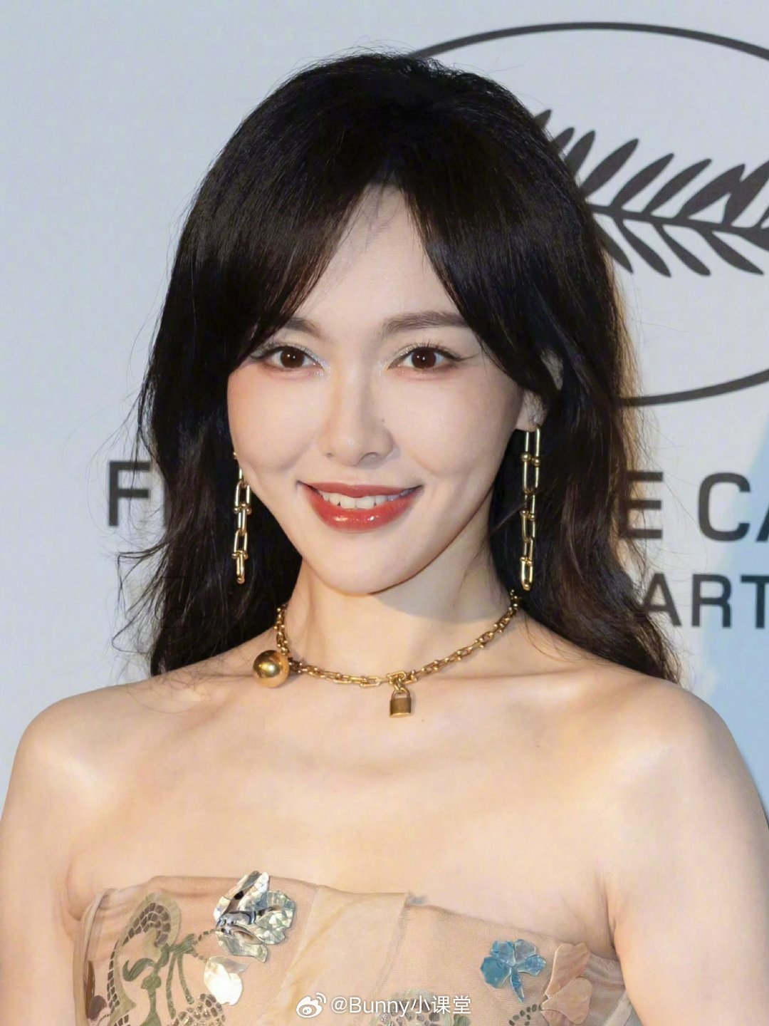 唐嫣戛纳电影节G社生图，状态都挺好，但是妆容和发型被粉丝嫌弃太可怕，这刘海是半永