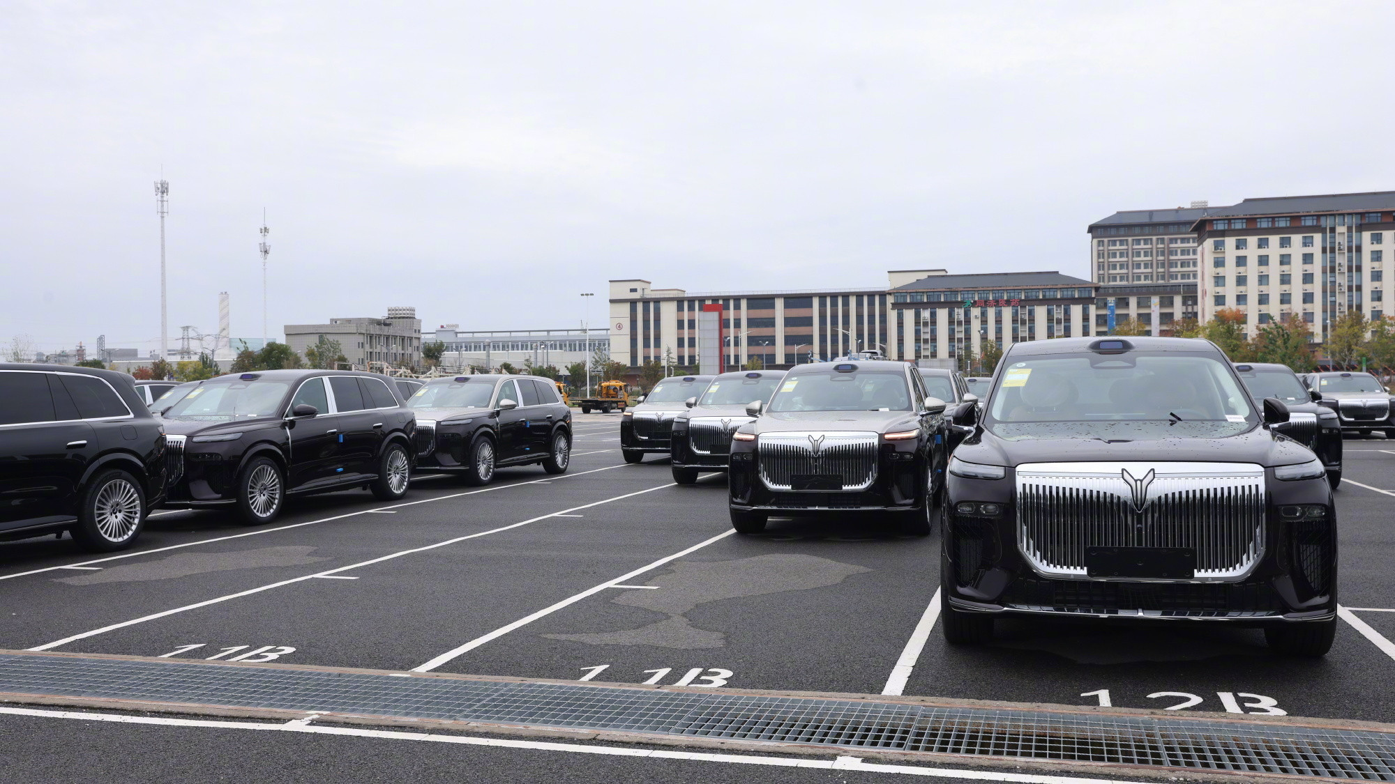 岚图泰山已经发运到门店，18号发布。这车的造型、细节（比如说门把手）有点尊界S8