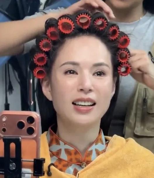 60岁的李若彤被认成40岁，最奇怪的点你发现了吗？不是她冻龄，而是——她怕老
