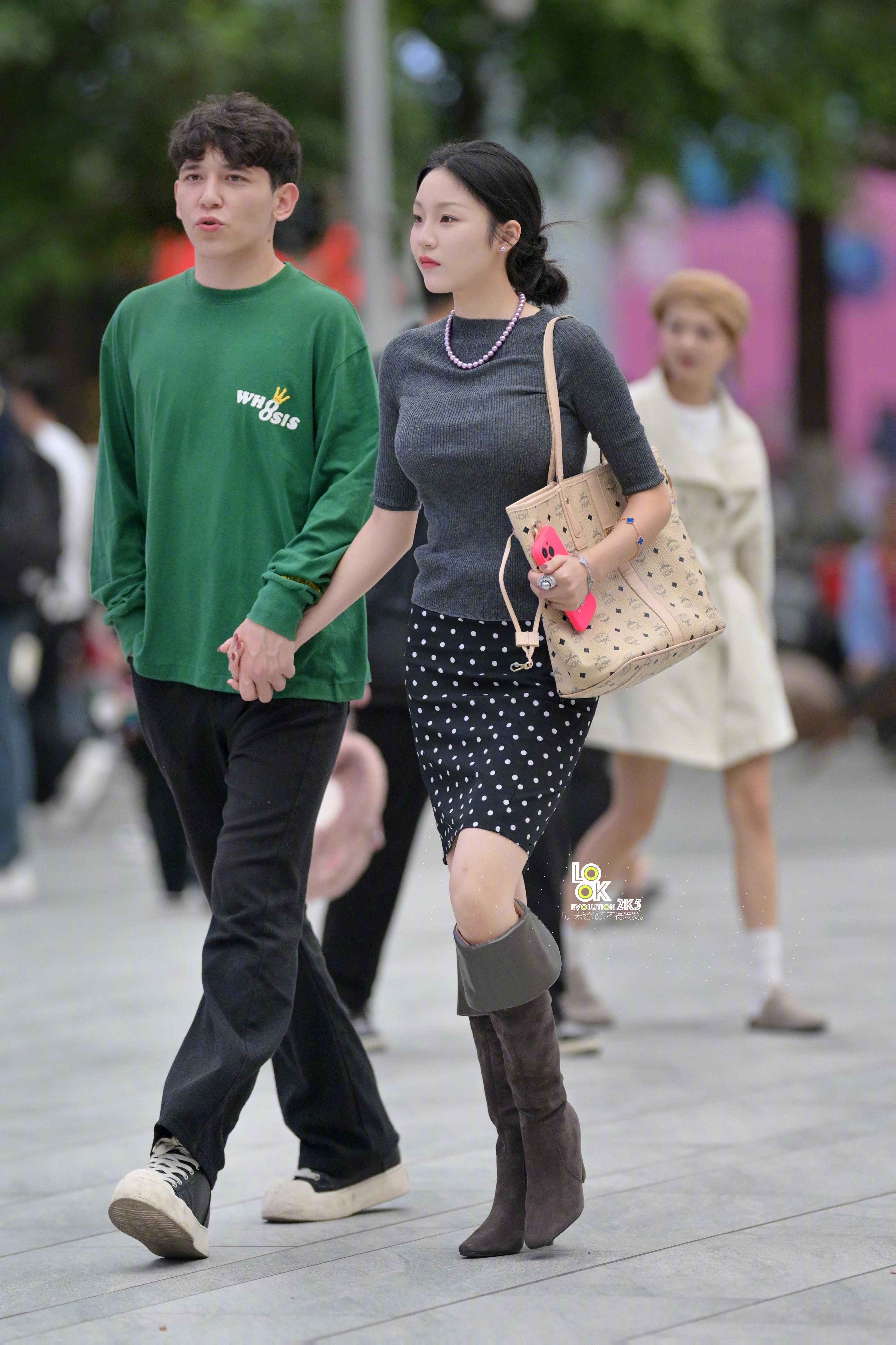 小哥哥有点可爱哈！