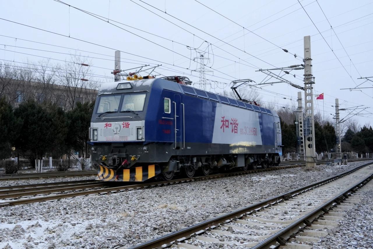 来机务段开火车好还是修火车好呢？铁路局薪资待遇火车司机的工资火车司机的收入