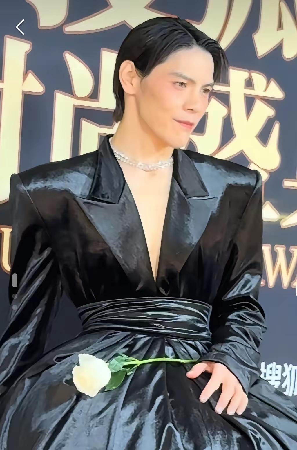 打扮得比郭碧婷还妖娆几分，向佐的阳刚之气有点辣眼睛啊！好好的一个硬汉，结完婚之后