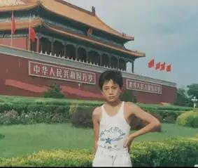 高大帅气的刘烨是草根出身的“三金影帝”，他戏好人好家庭和睦。他的儿子叫诺一、女
