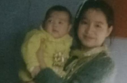 🌞1976年，女知青红梅抱着4岁的儿子回了北京的家。哪料，她母亲破口大骂：