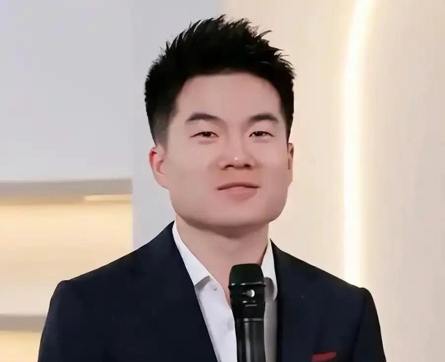 昨晚蹲在董宇辉直播间，差点没笑岔气。正卖着货呢，公屏上有人打出“衣冠禽兽”四