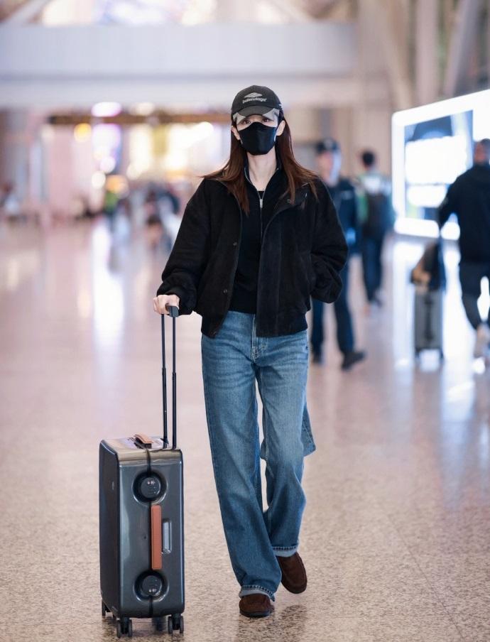 今天张小斐亮相机场，她这次走复古风路线，看上去很有高贵之美。张小斐里面穿黑色