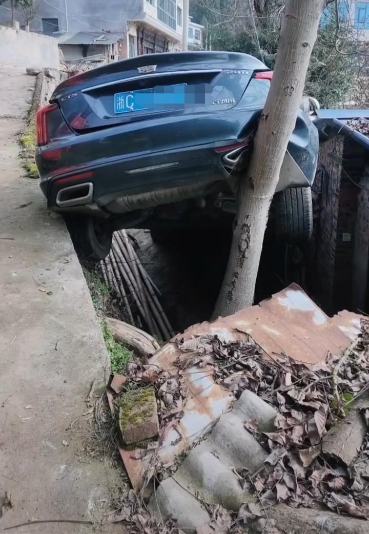 网友视频：云贵川的田里都是浙江牌照的车子。浙江年后招聘的台词就是：夫妻来浙打