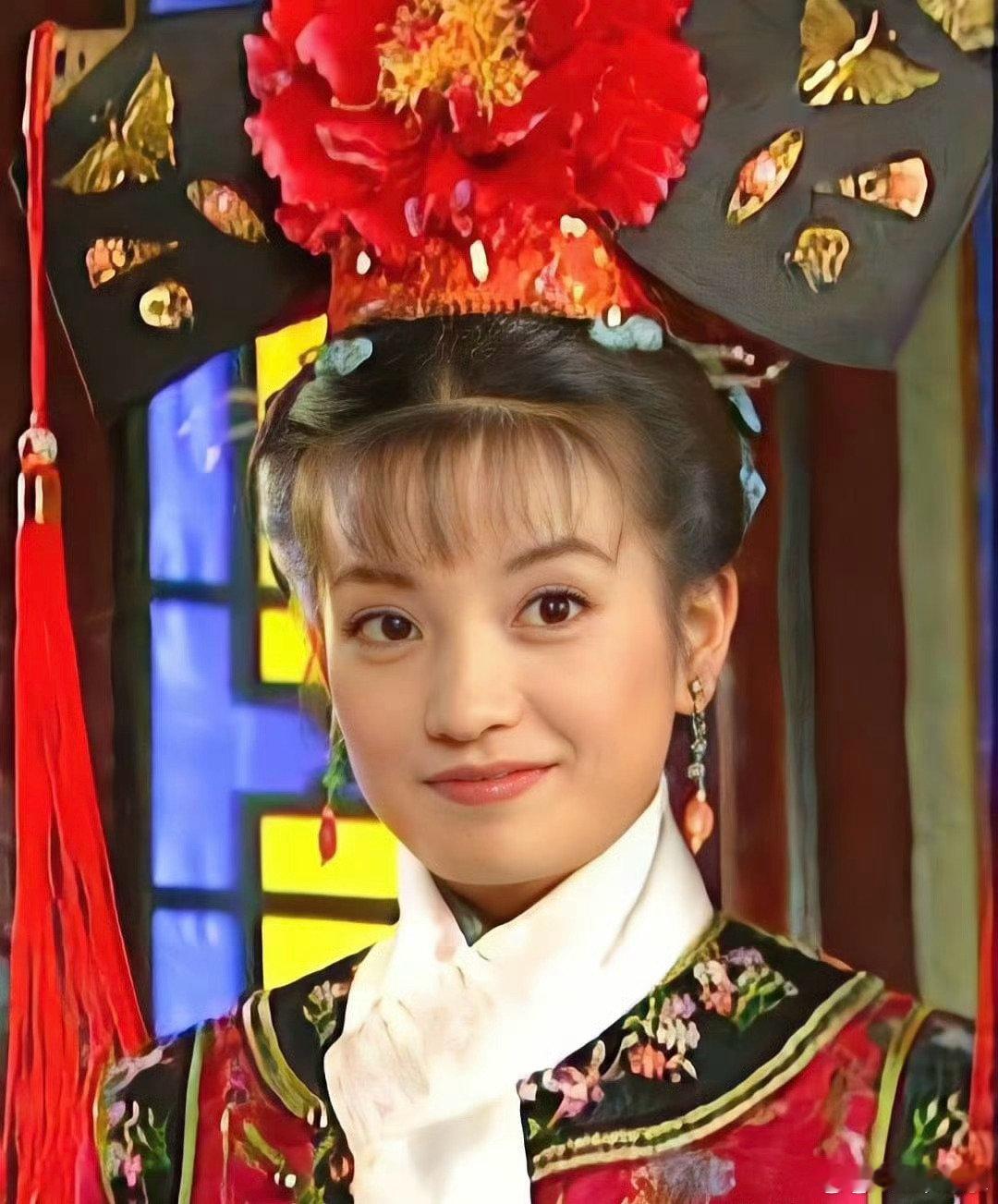 之前有觉得沈月低低配赵薇过不是长得像就大眼睛大鼻子微方脸但是身高身材就不说了，鼻