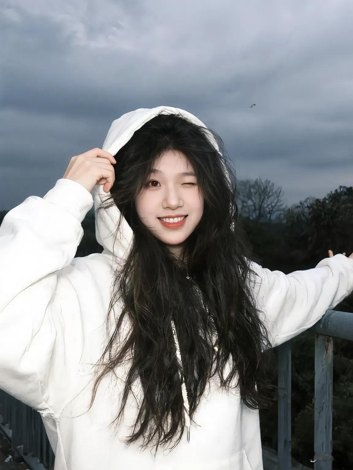 云卷千山外，风拂万木间。