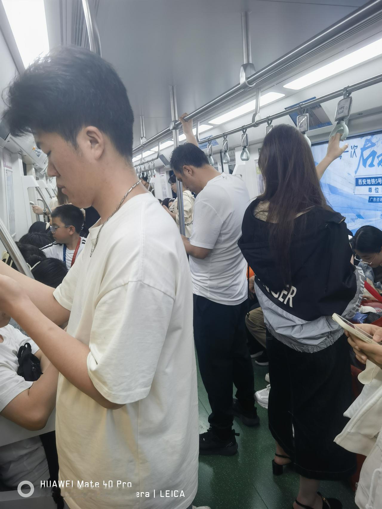 周日下午17：50，实时观察西安地铁客流量居北方城市第二名不虚传！5号线客流量依