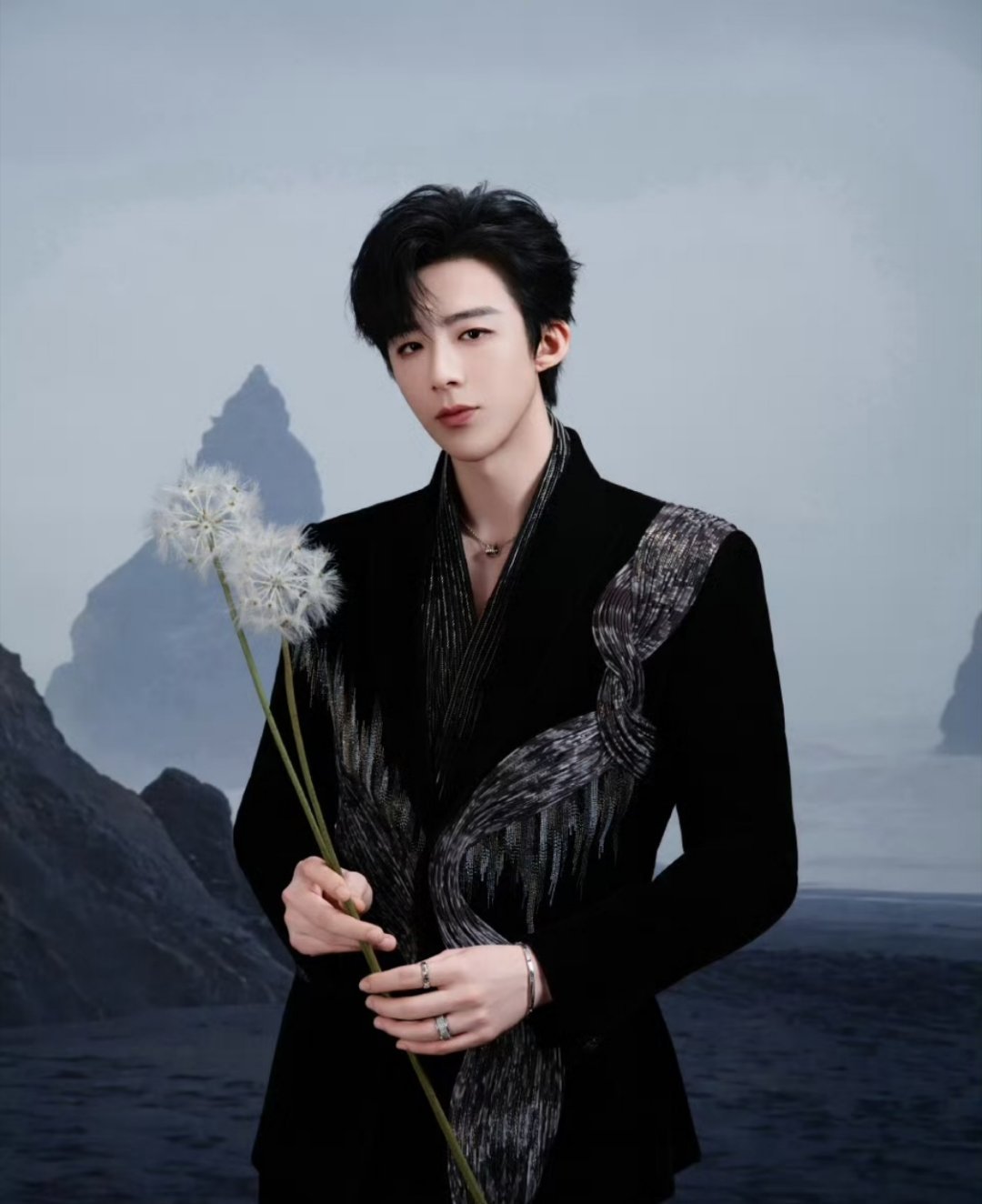 反应快、镜头感在线，拍照效率高效果也好，风格干脆自然，整体表现很亮眼。刘宇宁拍照