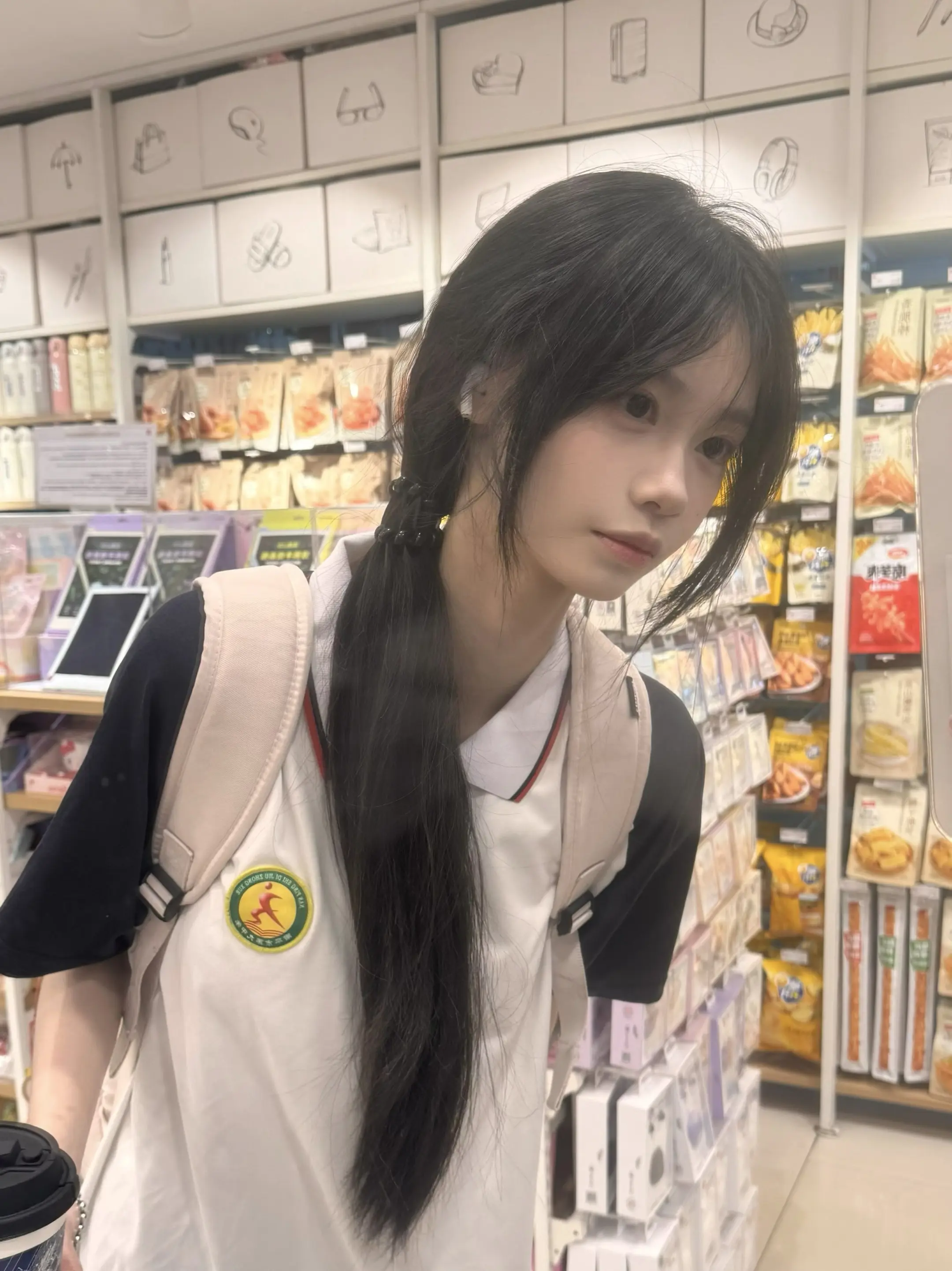 就在昨天还不让我牵你手