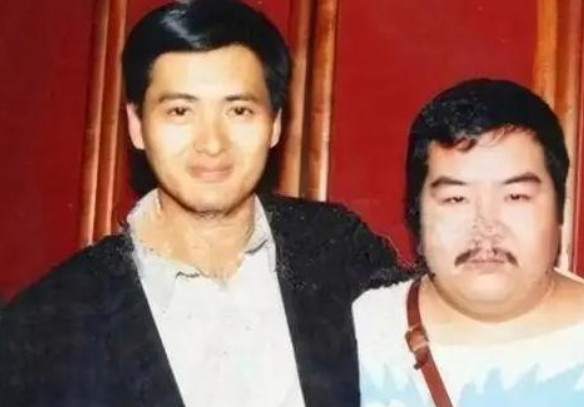 当年郑则仕开电影公司亏了8000万，他向好友张卫健求助。张卫健没有帮忙，反而追讨