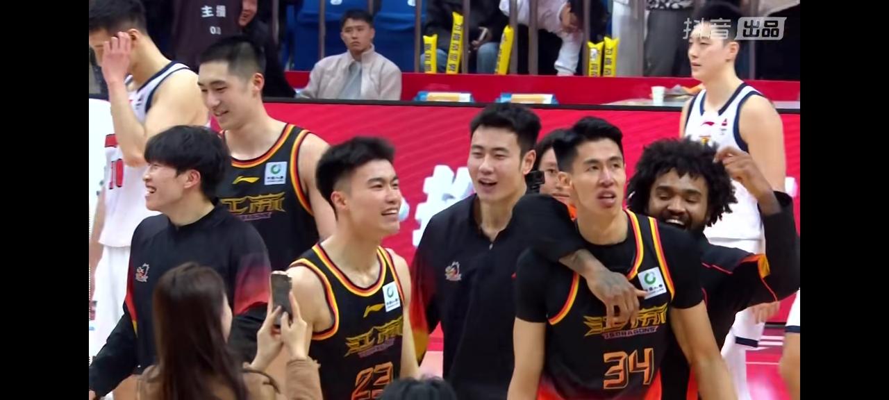 在最后两分钟领先8分的情况下，被积分榜倒数第二的江苏队最后两分钟打出11比2，吴
