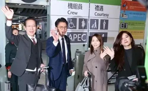 黄国昌在桃园机场受访时表示，此行前去美国主要聚焦两大议题，第一个是军购透明化，第