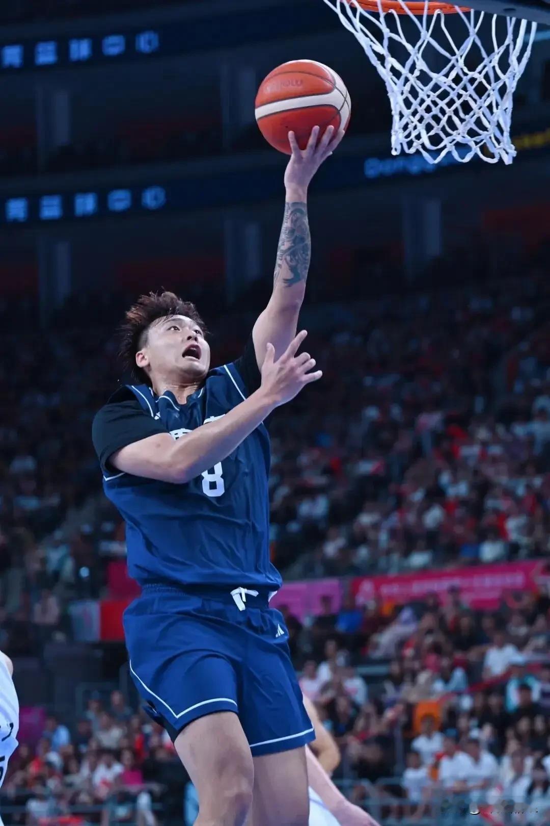 广东全运男篮今晚在1/4决赛半场以51-36领先天津队。1.广东队拥有4大中锋