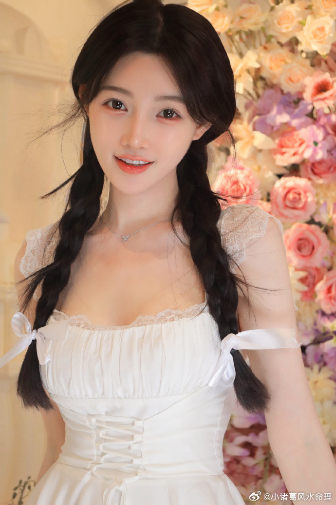 人际关系属鼠人在2026年当中要谨慎地处理好与同事之间的关系，在这个年份里，处于