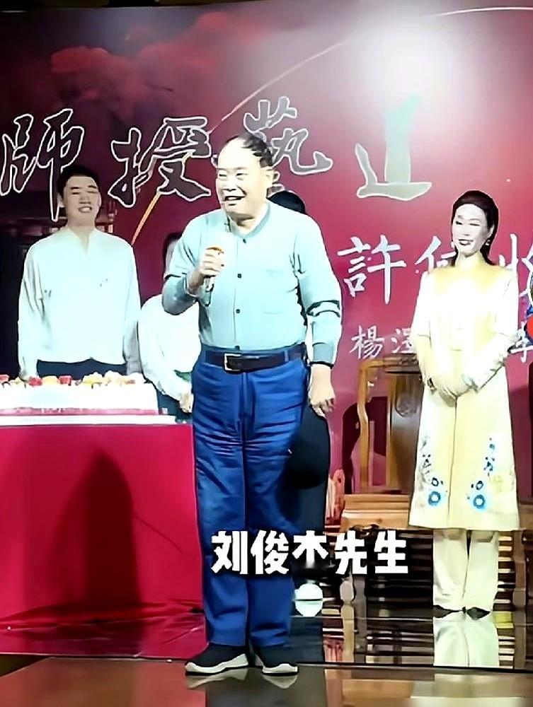 “把你逐出师门！”许健收徒仪式上，大师哥赵伟洲指着刘俊杰这句狠话，让台下几百号人全愣住了。赵伟洲紧跟