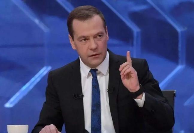 梅德韦杰夫的嘴是真“损”，针对马克龙出兵格陵兰，梅德韦杰夫发表了一段“一石三鸟”