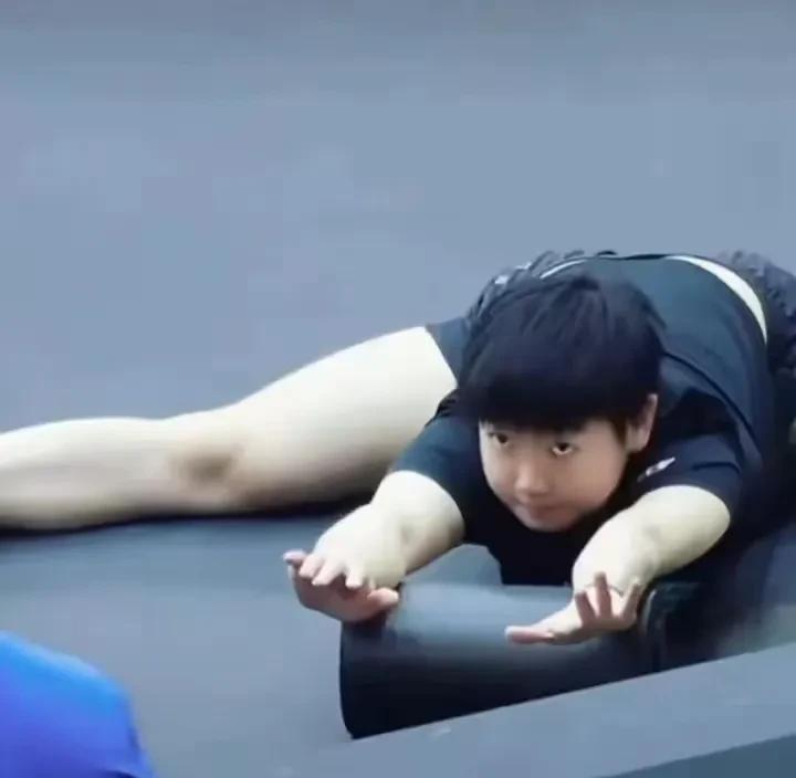 莎莎的柔韧性一点也不比他哥差，两个人都能拔腿伸成一字！不看不知道，一个乒乓球运