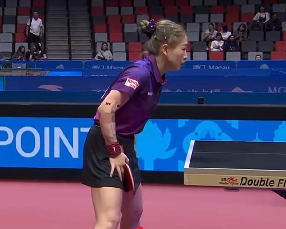 林高远/刘诗雯宝刀不老，3:0战胜香港组合。但刘诗雯胳膊上的肌肉贴，触目惊