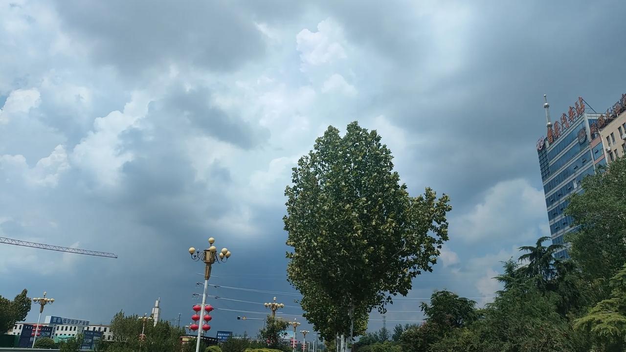 如果真的取消职称，受影响最大的还是一线普通老师。经常在网上看到这样的争论，普通