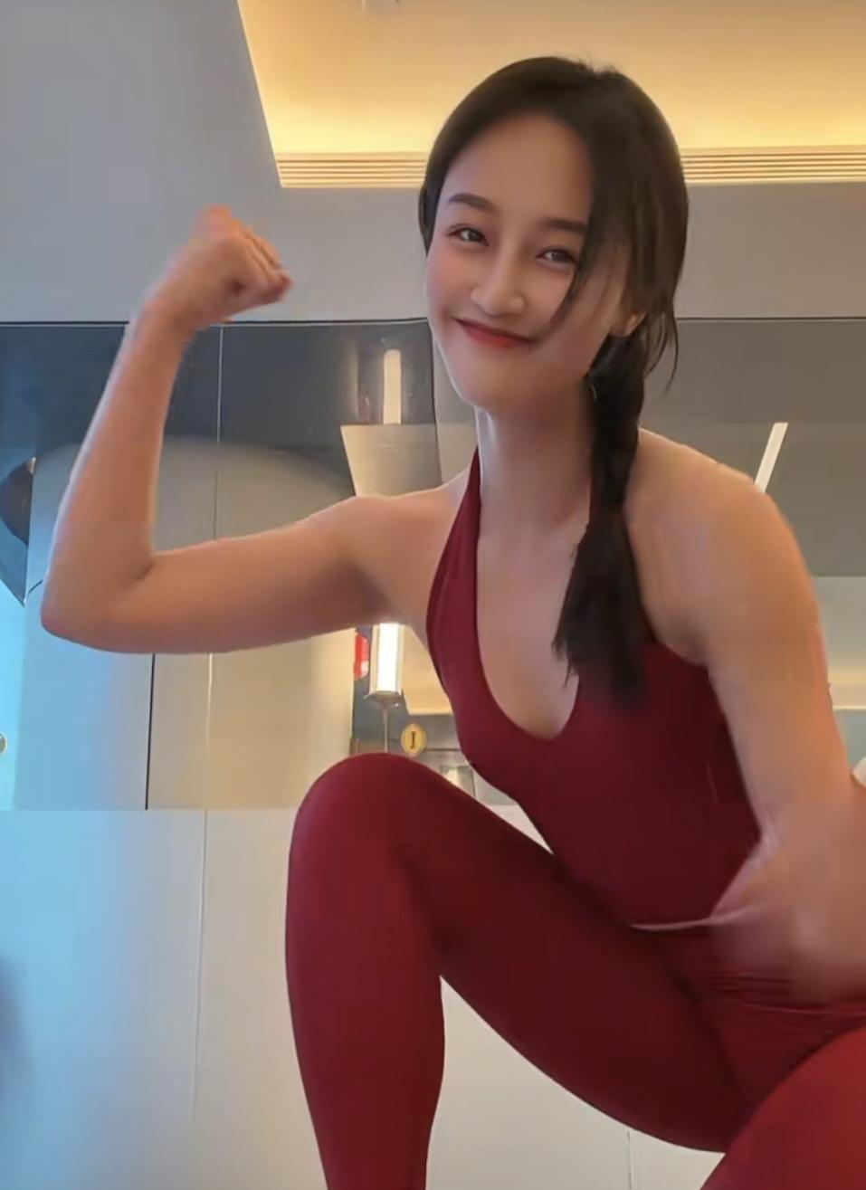 她到底往自己脸上动了多少刀？答案是：没动一刀！蓝盈莹直接把健身房当手术台，活