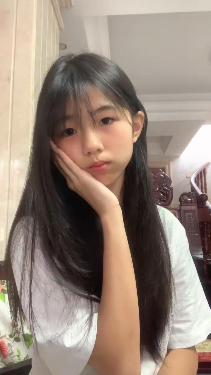 “沉思的少女，静谧的午后时光”🌿📚秋日少女照沉思静谧氛围沉思少女沉思